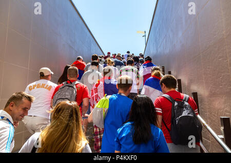 Samara, Russland - 17. Juni 2018: Fußball-Fans mit Fahnen von Serbien neben dem Samara Arena während der FIFA Fussball-Weltmeisterschaft 2018 Stockfoto