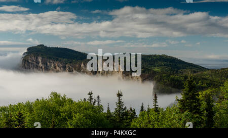 Majestic Forillon Halbinsel drapiert im frühen Morgennebel Stockfoto