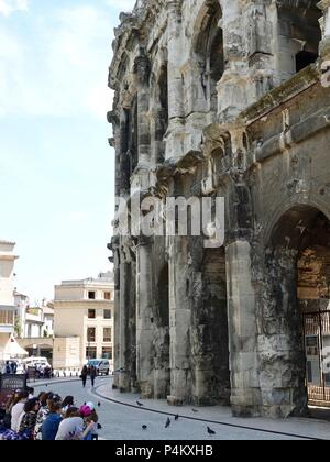 Schule Kinder geduldig warten, das römische Amphitheater, Arena gebaut über AD 70, Nîmes, Frankreich Stockfoto