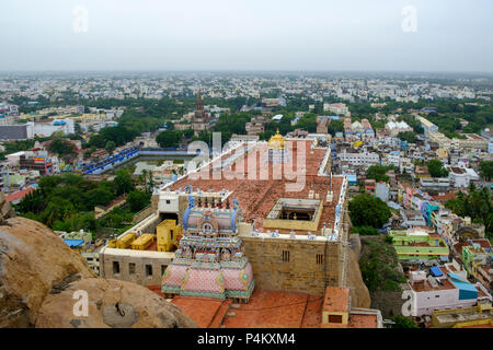 Tiruchirappalli (Trichy) Blick auf die Stadt von Ucchi Pillayar Tempel, mit Hauptwache Tor und Unsere Liebe Frau von Lourdes Kirche weit letf, Tamil Nadu, Indien. Stockfoto