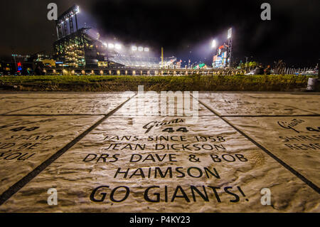 AT&T Park in der Nacht von der Straße Stockfoto