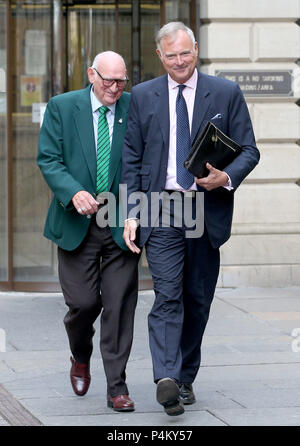 Der ehemalige TV-Moderator John Leslie verlässt Edinburgh Sheriff Court, mit seinem Vater Lesley Stott (links), nach freigesprochen, der sexuellen Nötigung einer Frau in einem Edinburgh Nachtclub. Stockfoto