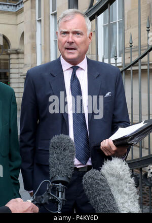 Der ehemalige TV-Moderator John Leslie spricht mit den Medien als er Edinburgh Sheriff Court Blätter, nach freigesprochen, der sexuellen Nötigung einer Frau in einem Edinburgh Nachtclub. Stockfoto