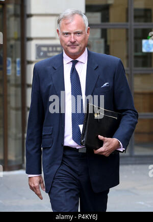 Der ehemalige TV-Moderator John Leslie verlässt Edinburgh Sheriff Court, nachdem der sexuellen Nötigung einer Frau in einem Edinburgh Nachtclub freigesprochen. Stockfoto
