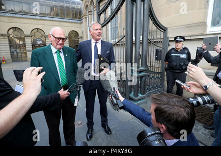 Der ehemalige TV-Moderator John Leslie spricht mit den Medien als er Edinburgh Sheriff Court Blätter, mit seinem Vater Lesley Stott (links), nach freigesprochen, der sexuellen Nötigung einer Frau in einem Edinburgh Nachtclub. Stockfoto