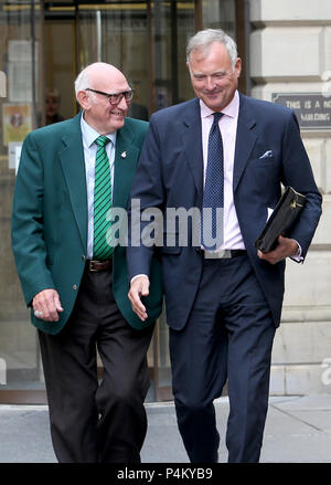 Der ehemalige TV-Moderator John Leslie verlässt Edinburgh Sheriff Court, mit seinem Vater Lesley Stott (links), nach freigesprochen, der sexuellen Nötigung einer Frau in einem Edinburgh Nachtclub. Stockfoto