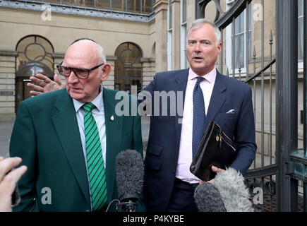 Der ehemalige TV-Moderator John Leslie verlässt Edinburgh Sheriff Court, mit seinem Vater Lesley Stott (links), nach freigesprochen, der sexuellen Nötigung einer Frau in einem Edinburgh Nachtclub. Stockfoto