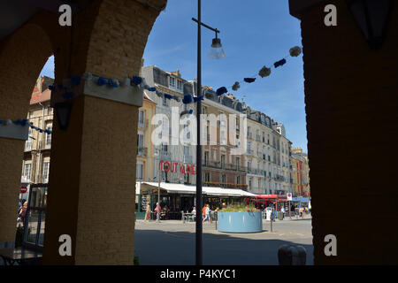 Terrasse des Cafés und Restaurants auf dem Quai Henri IV vor dem Jachthafen von Dieppe. Der Normandie. Frankreich Stockfoto