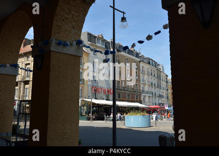 Terrasse des Cafés und Restaurants auf dem Quai Henri IV vor dem Jachthafen von Dieppe. Der Normandie. Frankreich Stockfoto