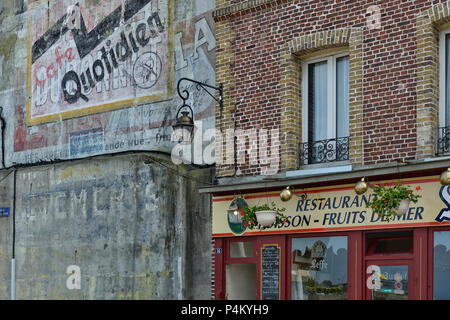 Verblasste bemalte Wand Werbung neben einem Fischrestaurant. Dieppe. Der Normandie. Frankreich Stockfoto