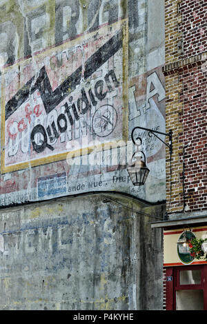 Verblasste bemalte Wand Werbung, Dieppe, Normandie, Frankreich Stockfoto