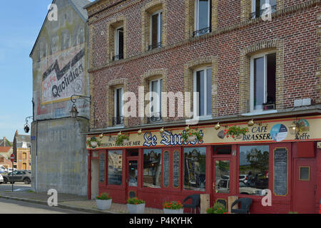 Verblasste bemalte Wand Werbung neben einem Fischrestaurant. Dieppe. Der Normandie. Frankreich Stockfoto