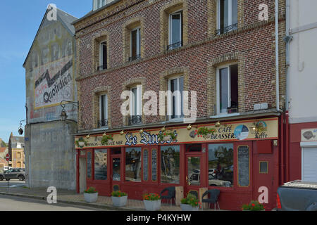 Verblasste bemalte Wand Werbung neben einem Fischrestaurant. Dieppe. Der Normandie. Frankreich Stockfoto