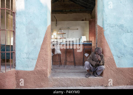 Alte arme Mann in einer Bar, trindad Kuba Stockfoto