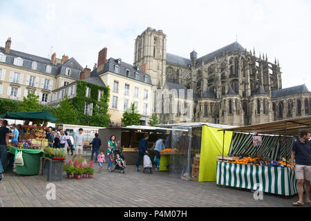 Der Wochenmarkt in Le Mans ist in der Stadt nichts verkaufen von Lebensmitteln bis zu Antiquitäten gehalten Stockfoto