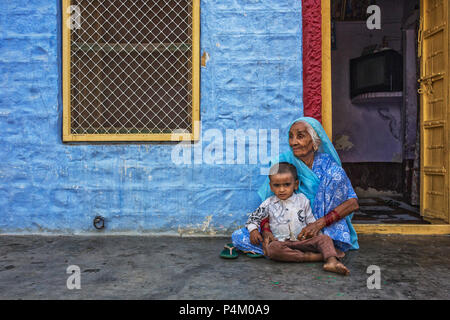 Porträt der alten indischen Frau in bunte ethnische Kleidung mit ihrem Enkel. Jaisalmer, Rajasthan, Indien Stockfoto