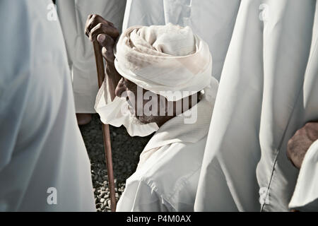 Portret eines alten Mannes auf traditionellen Habta Markt, wo Ziegen sind verkauft, gekauft und getauscht die traditionelle Art und Weise jeden Freitag in Nizwa Stockfoto