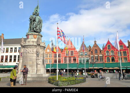 Brügge, Belgien - 18 April 2014: Der Markt mit bunten Fassaden und Statuen von Jan Breydel und Pieter de Coninck im Vordergrund. Stockfoto