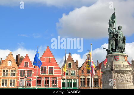 Brügge, Belgien - 18 April 2014: Der Markt mit bunten Fassaden und Statuen von Jan Breydel und Pieter de Coninck im Vordergrund. Stockfoto