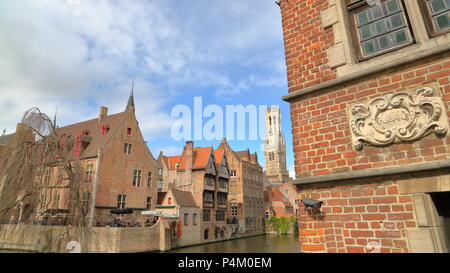 Blick auf historische Gebäude von Rosenkranz Kai mit der Glockenturm im Hintergrund, Brügge, Belgien Stockfoto