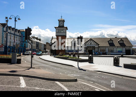 Portrush, Nordirland. Blick auf Kerr St und Portrush Bahnhof, Endstation der Eisenbahnlinie Coleraine-Portrush in der Küstenstadt Port Stockfoto