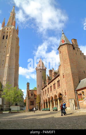 Brügge, Belgien - 18 April 2014: Die Kirche Unserer Lieben Frau (auf der linken Seite) und der Palast der Herren von Gruuthuse (auf der rechten Seite) Stockfoto