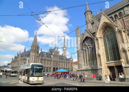 Gent, Belgien - 19 April, 2014: Das Stadtzentrum auf Cataloniestraat mit Sankt Nikolaus Kirche auf der rechten Seite und eine Straßenbahn auf der linken Seite Stockfoto