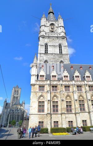 Gent, Belgien - 19 April 2014: Der Glockenturm mit Sankt Nikolaus Kirche im Hintergrund Stockfoto