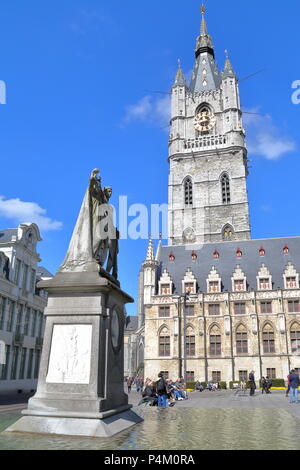 Gent, Belgien - 19 April 2014: Der Glockenturm mit der Statue von Jan Frans Willems im Vordergrund. Stockfoto