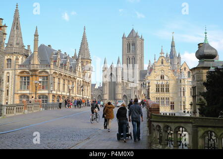 Gent, Belgien - 19 April, 2014: St Michael's Bridge mit St. Nicholas Kirche und mittelalterlichen Gebäuden im Hintergrund Stockfoto