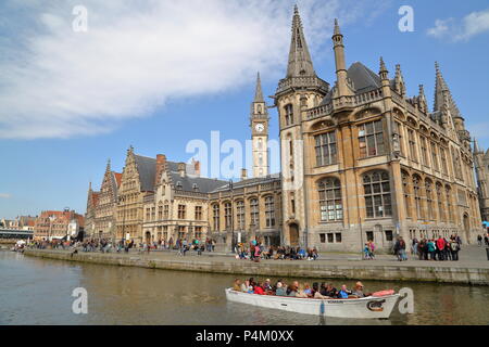 Gent, Belgien - 19 April, 2014: mittelalterliche Stil historische Gebäude entlang des Flusses Leie mit einem touristenboot im Vordergrund. Stockfoto