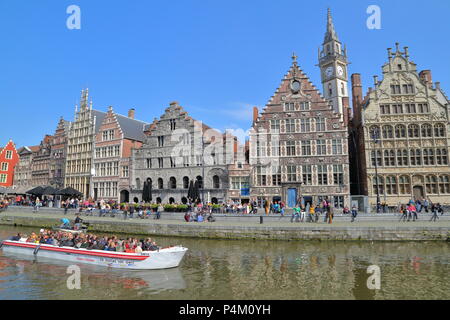 Gent, Belgien - 19 April, 2014: mittelalterliche Stil historische Gebäude entlang des Flusses Leie mit einem touristenboot im Vordergrund. Stockfoto