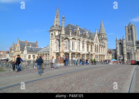 Gent, Belgien - 19 April, 2014: St Michael's Bridge mit St. Nicholas Kirche und mittelalterlichen Gebäuden im Hintergrund Stockfoto