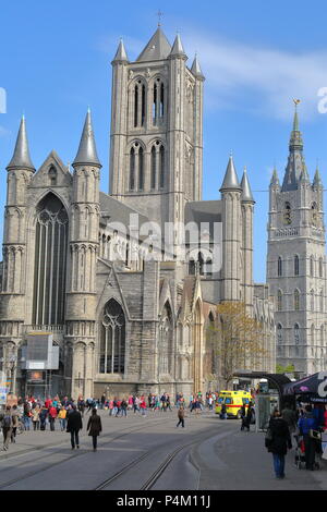 Gent, Belgien - 19 April, 2014: Das Stadtzentrum auf Cataloniestraat mit St. Nicholas Kirche und der Glockenturm im Hintergrund Stockfoto