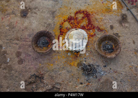 Opfer und Gaben mit goldenen Folien vor Dhamekh Stupa in Sarnath, Varanasi, Uttar Pradesh, Indien Stockfoto