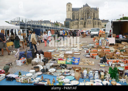 Le Mans in Frankreich hat einen tollen Sonntag Markt, wo man alles finden kann, die von der Nahrung zu Antiquitäten Stockfoto