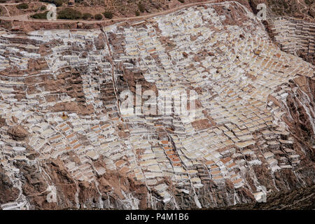 Details der Salinen von Maras Verdunstung Teichen, die sich seit der Inkazeit Cusco Region, Peru Südamerika wurden Stockfoto