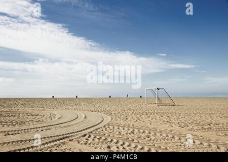 Am Strand von Santa Monica, Los Angeles, Kalifornien mit Fußball-Ziel Stockfoto