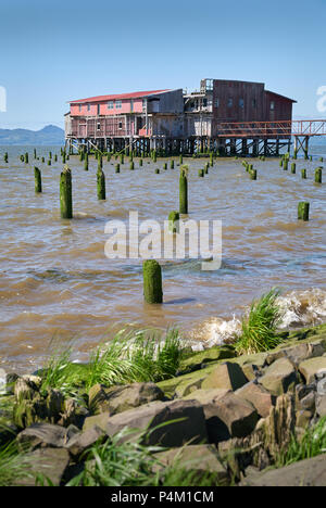 Astoria, Oregon Big Red Net Halle die historischen, verwitterte Net weg vom Ufer des Columbia River in Astoria, Oregon. Stockfoto