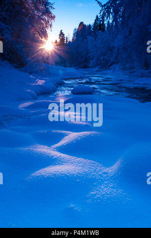 Winter Sonnenuntergang am Fluss Hobølelva, Våler, Østfold, Norwegen. Der Fluss ist ein Teil des Wassers, das System namens Morsavassdraget. Stockfoto