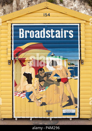 Beach Hut gemalt wie ein Jahrgang 1950 Der Bahnhof Plakatwerbung Broadstairs. Stockfoto