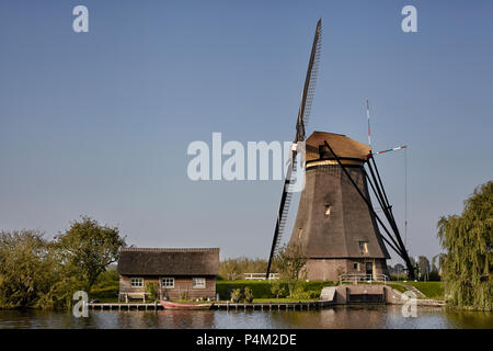 Szene Sommer in der berühmten kinderdijk Kanal mit einer Windmühle. Alt-niederländischen Dorfs Kinderdijk, UNESCO-Weltkulturerbe. Niederlande, Europa. Stockfoto