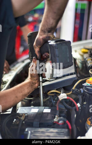 Automechaniker Reparatur Auto. Selektive konzentrieren. Stockfoto