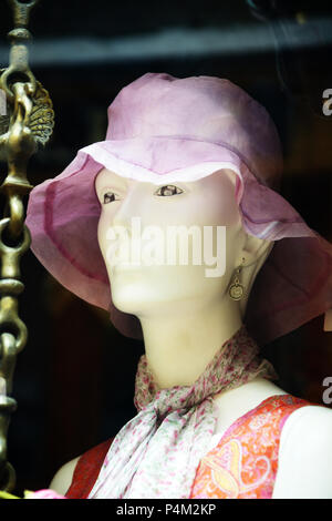 Weibliche Schaufensterpuppe in einen Hut in einem Schaufenster Stockfoto