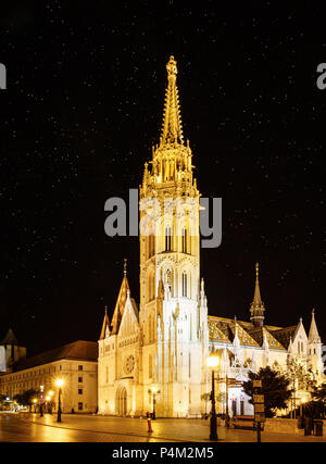 Nächtliche Ansicht der Matthiaskirche in Budapest, Ungarn Stockfoto