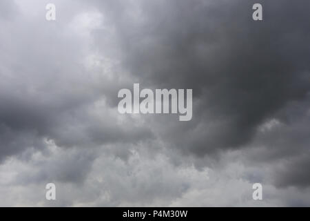 Regen Sie Wolken am Himmel im Konzept der Klima, schlechte Wetter des Tages bilden. Stockfoto