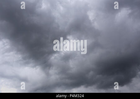 Regen Sie Wolken am Himmel im Konzept der Klima, schlechte Wetter des Tages bilden. Stockfoto