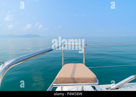 Luxussitz Meerblick in Yacht auf blauen Himmel Sonnenuntergang hellen Hintergrund, urlaub ferien Konzept Yachten im Meer, Luxus Sommer Kreuzfahrt. Stockfoto