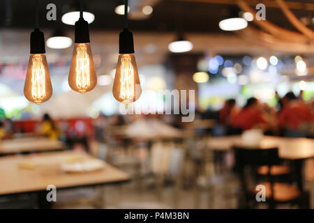 Vintage Lampen in einem Restaurant, Konzept des Innenraums mit Lichtern. Stockfoto