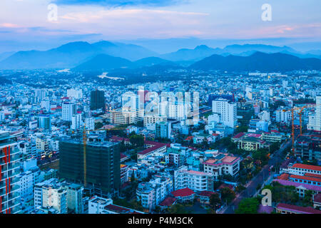 Nha Trang City Skyline Luftbild Panorama bei Sonnenuntergang im Süden Vietnams Stockfoto